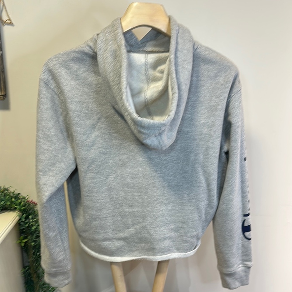 Champion Women’s Cropped Gray Hoodie Sweatshirt Logo Pullover Size Medium - Picture 2 of 8